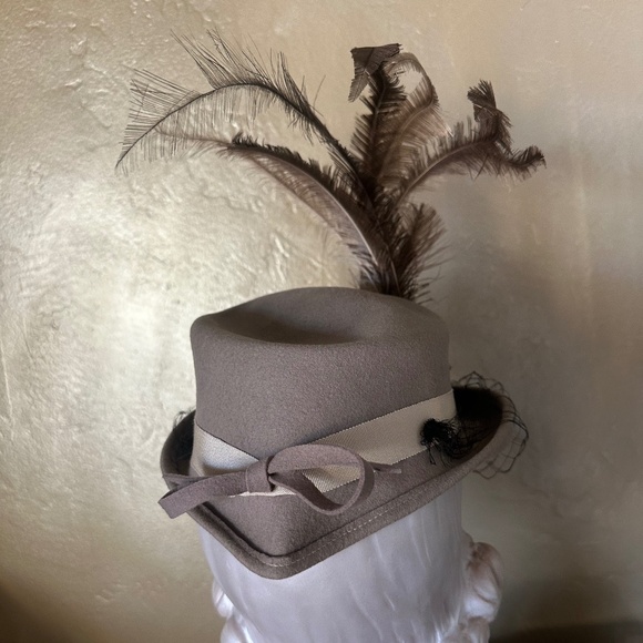 FABULOUS 1940\'s TAUPE TOP HAT STYLE HAT + BROWN/IVORY FEATHERS main image 14